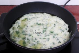 用平底锅，热锅，倒油，倒入一层薄薄的面糊；