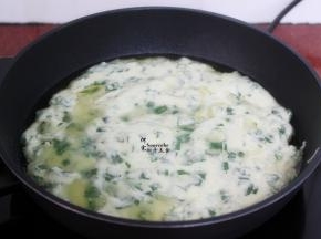 用平底锅，热锅，倒油，倒入一层薄薄的面糊；