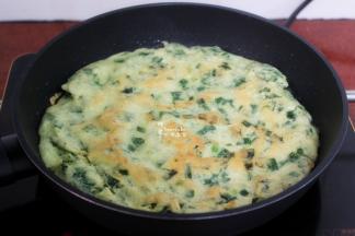 煎至微黄，翻转另外一边继续煎至微黄，出锅，切成四块即可。香飘四溢。