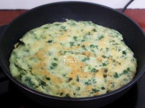 煎至微黄，翻转另外一边继续煎至微黄，出锅，切成四块即可。香飘四溢。