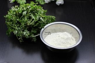 准备艾叶、面粉、生姜、花生油等食材；艾叶选择新鲜嫩的，老叶子可以晒干用。