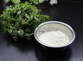 准备艾叶、面粉、生姜、花生油等食材；艾叶选择新鲜嫩的，老叶子可以晒干用。