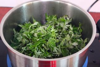 清水煮沸，放入洗净的艾叶汆烫；