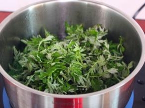 清水煮沸，放入洗净的艾叶汆烫；