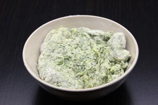 白砂糖融化，与面粉、艾叶、生姜一起拌均；