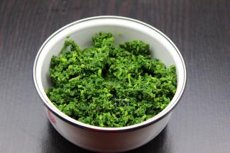 捞出沥干水，与生姜放入料理机打碎，生姜要洗净，切小一块，容易打碎；