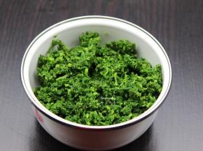 捞出沥干水，与生姜放入料理机打碎，生姜要洗净，切小一块，容易打碎；
