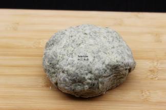 揉搓成光滑的面团；