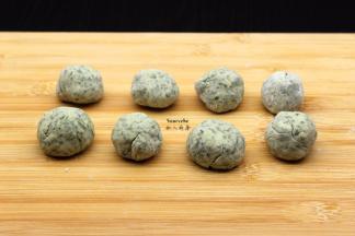 分成小圆团，大小可根据自己喜欢；