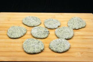 用擀面杖把小圆团擀薄；