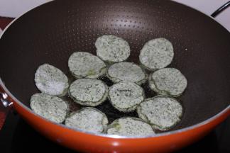 热锅倒油，放入小圆饼煎至金黄色；