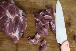 猪肉切成条，看着纹路，竖着切(竖着切，做出来的肉口感会更好)