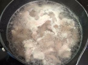 煮至肉变白，把水倒掉