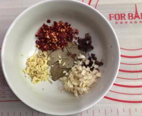 把所蒜，姜，辣椒，切成末