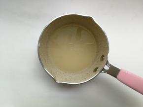 将水、白砂糖、水饴依次倒入奶锅中