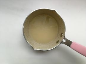 将水、白砂糖、水饴依次倒入奶锅中