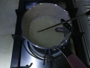 燃气灶开小火，开始熬糖，温度计放在锅中测温，全程小火熬煮，不要搅拌！