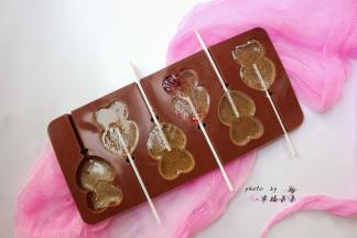 立即倒入如意坊棒棒糖模具中，速度要快～不然糖会很快冷却变硬！