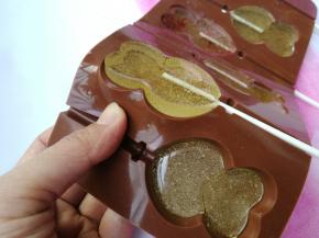 稍微晾凉后，用手从如意坊硅胶棒棒糖模具底部轻轻一推就完美脱模～不得不说模具超好用啊～