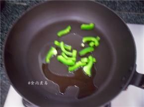 热锅，倒入食用油，下菜椒煸炒一会