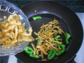 倒入榨菜丝