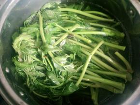 在水里烫一下捞出