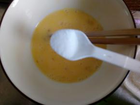 鸡蛋打散放少许盐