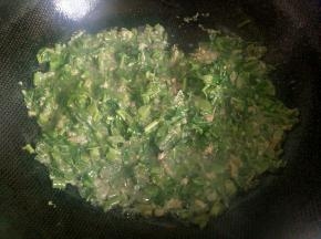 油热了放香椿鸡蛋液，底下成型后快速翻炒