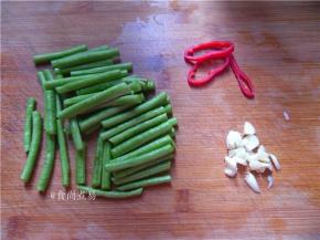 豆角洗净切段，蒜瓣去皮拍碎，辣椒切丝