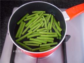 烧开适量水，倒入豆角焯煮15分钟