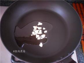 热锅倒油，下蒜蓉爆香