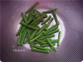 煮熟的豆角捞起，沥干水