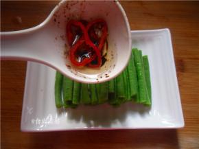 舀起酱汁，淋在豆角上面即可