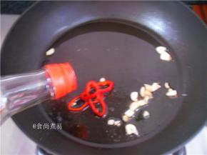 倒入少许米醋，放入红辣椒，拌匀