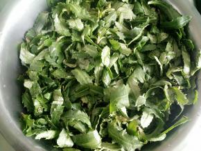 马刺荆提前用水泡泡，慢慢把里面的杂质挑出来，因为有刺的缘故，所以上面的杂质比较多