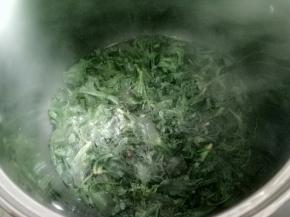 水烧开，把马刺荆焯熟