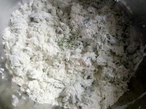 用筷子搅成絮状