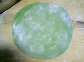 擀开成薄厚均匀的面片