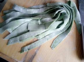 撒上面粉，抖开