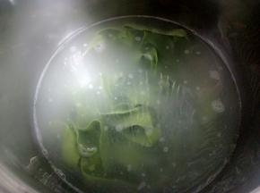 水烧开后下入面条