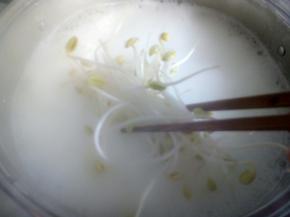 二开的时候下入豆芽，三开再点一次水