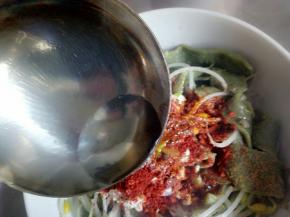 把烧好的热油浇上去