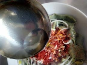 把烧好的热油浇上去