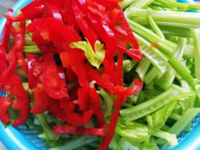 芹菜和红辣椒洗干净，辣椒切丝，芹菜切段