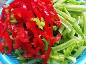 芹菜和红辣椒洗干净，辣椒切丝，芹菜切段