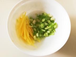 生姜洗干净切丝，葱洗干净切碎