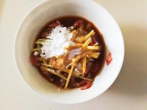 牛肉丝放入适量的生抽，姜丝和生粉腌制一下