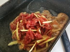 锅里放油，七分热倒入牛肉丝，快速翻炒断生出锅