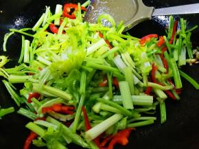 倒入芹菜和红辣椒丝