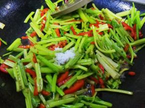 加一点白糖，如果咸淡，加一点盐